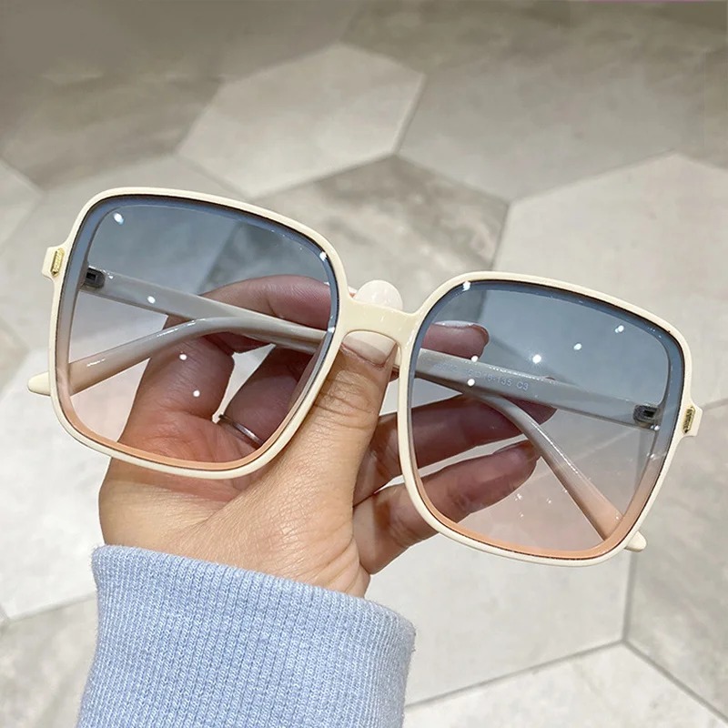 Vintage Fashion Images - Kacamata Hitam Vintage Oversized Persegi Wanita