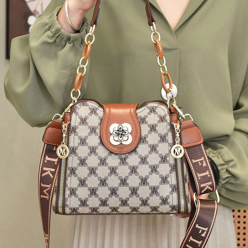Tas selempang bermotif huruf v - Vintage Women Fashion ulasan dan harga